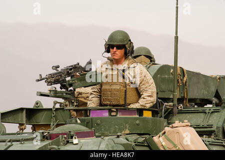 Ein US-Marine, Charlie Co. zugewiesen 2. Amphibious Assault Battalion, Fahrten in einem Amphibienfahrzeug Angriff während der Teilnahme an integrierten Übung 3-15, im Marine Corps Air Ground Combat Center Twentynine Palms, Kalifornien, 20. Mai 2015. MCAGCC führt relevant Leben Feuer kombinierte Waffen training, urbane Operationen und Gelenk/Koalition Integration Ebene Training, das fördert die operativen Kräfte Bereitschaft.  Juan A. Senior Airman  Duenas Stockfoto