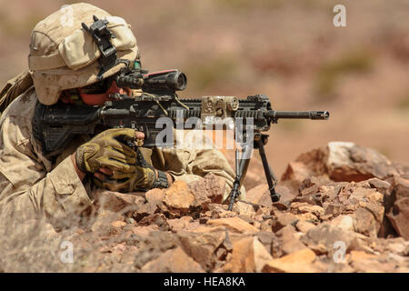 U.S. Marine Lance Cpl. Joseph Basco, Alpha Co. zugewiesen 2. Licht Armored Reconnaissance Battalion, schaut der Marine Corps Air Ground Combat Center Twentynine Palms, Kalifornien, 20. Mai 2015 für feindliche Bewegung während integrierte Übung 3-15. MCAGCC führt relevant Leben Feuer kombinierte Waffen training, urbane Operationen und Gelenk/Koalition Integration Ebene Training, das fördert die operativen Kräfte Bereitschaft.  Senior Airman Juan A. Duenas Stockfoto