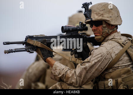 Ein US-Marine, Alpha Co. zugewiesen 2. Light Armored Reconnaissance Battalion, sorgt für Sicherheit während einer demontierten Aufklärungsmission während der Teilnahme an integrierten Übung 3-15, im Marine Corps Air Ground Combat Center Twentynine Palms, Kalifornien, 20. Mai 2015. MCAGCC führt relevanten live-Feuer kombinierte Waffen training, urban Operations und Gelenk / Koalition Integration Ebene Training, das fördert die operativen Kräfte bereit. (US Air Force Senior Airman Juan A. Duenas Stockfoto