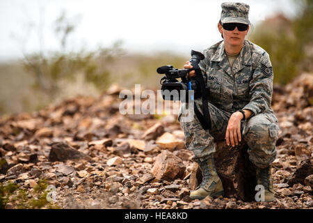 US Air Force Tech SGT Wendy Day, Broadcast Journalist dem 4. bekämpfen Kamera Squadron zugewiesen, Dokumente, die US-Marine Operationen während integrierte Übung 3-15, im Marine Corps Air Ground Combat Center Twentynine Palms, Kalifornien, 20. Mai 2015. MCAGCC führt relevant Leben Feuer kombinierte Waffen training, urbane Operationen und Gelenk/Koalition Integration Ebene Training, das fördert die operativen Kräfte Bereitschaft.  Senior Airman Juan A. Duenas Stockfoto