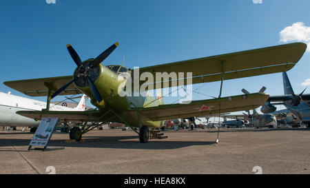 Ein Frachtflugzeug der Sowjet-Ära Antonov AN-2 sitzt auf dem Display 15. November 2014, auf der Air Mobility Command Museum auf der Dover Air Force Base, Del. Dies ist nur nicht-amerikanische Flugzeuge derzeit auf Anzeige im Museum. Airman 1st Class Zachary Cacicia) Stockfoto