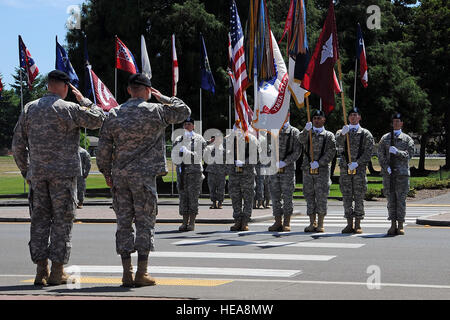 Generalmajor Thomas R. Tempel Western Regional Medical Command Kommandeur, Jr.und Generalleutnant Stephen R. Lanza, I Korps-Kommandeur, Gruß die Farben im Rahmen einer Ehren-Zeremonie für Tempel 5. Juni 2015, bei Joint Base Lewis-McChord, Wash Tempel kommt, um WRMC von US Army Dental Command.  Senior Airman Jacob Jimenez) Stockfoto