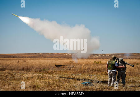 Oberst Terrence Howard Brände FIM-92 Stinger während des Tests feuerte Test-14. März 2014, Eglin Air Force Base, Florida Stachel basierten Systemen, eine Division der Armee Cruise Missile Defense System-Einheit, mehr als 30 Stacheln auf Luftaufnahmen und feste Ziele in Reichweite der Basis während der ganzen Woche. Howard ist der Cruise Missile Defense Systems-Projektleiter. Samuel King Jr.) Stockfoto