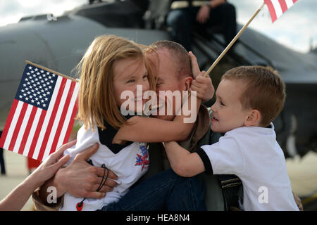 Major Greg Boland umarmt seinen Kindern Rylie und Carter nach der Rückkehr von einer Bereitstellung 15. September 2013, auf der Spangdahlem Air Base, Deutschland. Flieger zur 480th Fighter Squadron versetzt trainieren, um entscheidende Kampfkraft Kampfkommandanten für Einsätze in Reihe zur Verfügung stellen. Boland ist ein 480th Fighter Squadron Pilot aus Reading, Pennsylvania Airman 1st Class Gustavo Castillo) Stockfoto