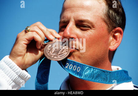 Gerade auf Nahaufnahme von uns Armee Sergeant erste Klasse James Graves, wie er die Bronze-Medaille küsst gewann er in der Männer-Skeet-Wettbewerb Samstag, 23. September 2000, während der Olympischen Spiele 2000 in Sydney, Australien.  SFC Graves ist aus der uns Treffsicherheit Armee-Einheit in Fort Benning, Georgia. Stockfoto