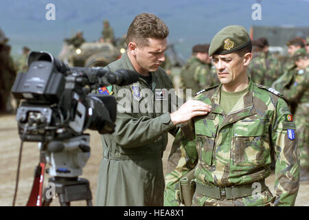 US Air Force (USAF) Technical Sergeant (TSGT) James Monk (links), ein Kameramann zugewiesen, 30. Kommunikation Geschwader (CS), bereitet sich auf eine Videoband Interview mit portugiesischen Armee Oberstleutnant (LTC) Isidro De Morais Pereira, Commander, 2. gepanzerten Infanteriebataillon, zum Abschluss der Übung LIBERIANISCHEN zu beheben, statt auf dem Glamoc Leben Feuer, Camp Butmir, Bosnien und Herzegowina zu dokumentieren. Stockfoto