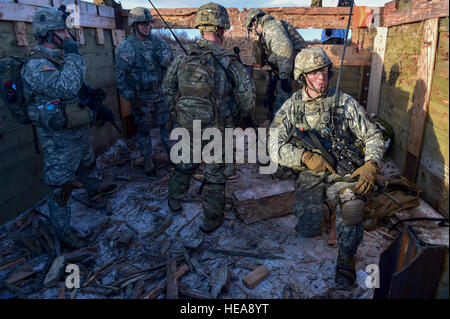 Army Staff Sgt Jesse Parker, Recht, warten A Company, 6. Brigade Engineer Battalion (Airborne), 4th Infantry Brigade Combat Team (Airborne), 25. Infanterie-Division, U.S. Army Alaska zugewiesen in einem Bunker als ein Unfall-Sammelstelle für einen Ergebnisbericht Überprüfung nach live-Feuer und Bewegung-Kontakt-Operationen auf die Infanterie Kader Kampf Kurs auf gemeinsamer Basis Elmendorf-Richardson, Alaska, Dienstag, 8. November 2016 zugewiesen. Die Soldaten standen Kern Infanterie Kompetenzen wie Feuer Team Bewegung, Kommunikation, Feuer, Verschiebung und einmal auf der objektiven Ermittlung und Beseitigung von Waffen cac Stockfoto