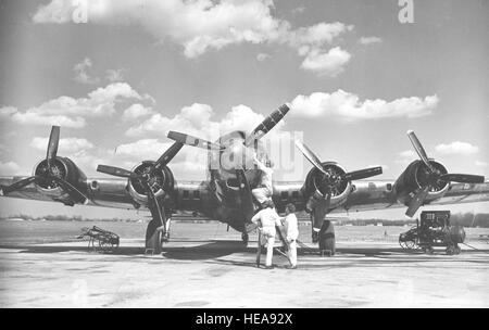 Das Flugzeug B-17G-105-VE mit der Seriennummer 44-85747, dient als Teststand für das Allison T-56 Turboprop-Triebwerk, das in Flugtests und Flugzeugentwicklungsprogrammen der US Air Force eingesetzt wird. Stockfoto