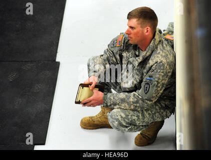 Army Staff Sgt Vaughn Stocker, Dog Company zugewiesen 3rd Battalion (Airborne) 509. Infanterie-Regiments, gebürtig aus Portland, Oregon/USA, Augen, Fallschirm Infanteristen, die US-Armee Alaska 4th Brigade Combat Team (Airborne) zugewiesen 25. US-Infanteriedivision Tests als Kandidaten für das Expert-Infanterist-Abzeichen auf Joint Base Elmendorf-Richardson, Alaska, 22. April 2013. Das Expert-Infanterist-Abzeichen wurde von der US-Kriegsminister 7. Oktober 1943, genehmigt und wird derzeit zu US-Armeeangehörige, die Infanterie oder Spezialeinheiten militärische berufliche Spezialitäten verliehen. Justin Connaher) Stockfoto