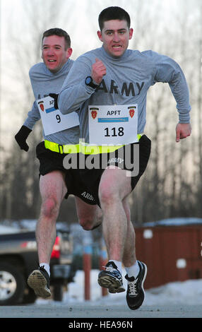 Mit dem Fallschirm Infanteristen, die US-Armee Alaska 4th Brigade Combat Team (Airborne) zugewiesen 25. Infanteriedivision nähern sich die Ziellinie des zwei-Meile laufen von der Armee körperliche Fitness-Test Teil der Qualifikation Experte Infanterist-Abzeichen auf Joint Base Elmendorf-Richardson, Alaska, 22. April 2013. Das Expert-Infanterist-Abzeichen wurde von der US-Kriegsminister 7. Oktober 1943, genehmigt und wird derzeit zu US-Armeeangehörige, die Infanterie oder Spezialeinheiten militärische berufliche Spezialitäten verliehen. Justin Connaher) Stockfoto