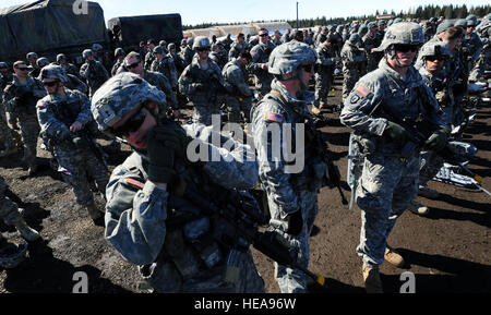 Mit dem Fallschirm Infanteristen, die US-Armee Alaska 4th Brigade Combat Team (Airborne) zugewiesen 25. Infanterie-Division vorzubereiten, als Kandidaten für das Expert-Infanterist-Abzeichen auf Joint Base Elmendorf-Richardson, Alaska, 22. April 2013 zu testen. Das Expert-Infanterist-Abzeichen wurde von der US-Kriegsminister 7. Oktober 1943, genehmigt und wird derzeit zu US-Armeeangehörige, die Infanterie oder Spezialeinheiten militärische berufliche Spezialitäten verliehen. Justin Connaher) Stockfoto