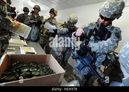 Fallschirm Infanterist Pfc. Ethan Seidel, gebürtig aus Austin, Texas, D Firma zugeordnete 3rd Battalion (Airborne) 509. Infanterie-Regiment, Stowes seinen Kompass während Experte Infanterist-Abzeichen Qualifikation am Joint Base Elmendorf-Richardson, Alaska, 22. April 2013. Das Expert-Infanterist-Abzeichen wurde von der US-Kriegsminister 7. Oktober 1943, genehmigt und wird derzeit zu US-Armeeangehörige, die Infanterie oder Spezialeinheiten militärische berufliche Spezialitäten verliehen. Justin Connaher) Stockfoto