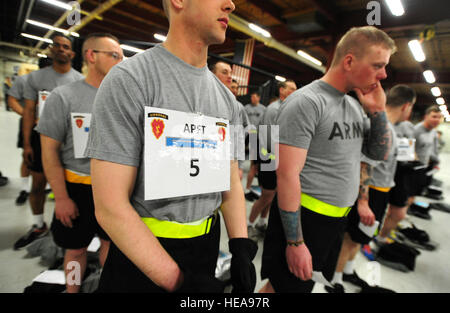 Mit dem Fallschirm Infanteristen, die US-Armee Alaska 4th Brigade Combat Team (Airborne) zugewiesen 25. Infanterie-Division für den zwei-Meile laufen Teil der Armee körperliche Fitness-Test als Bestandteil der Experte Infanterist-Abzeichen-Qualifikation am Joint Base Elmendorf-Richardson, Alaska, 22. April 2013 vorzubereiten. Das Expert-Infanterist-Abzeichen wurde von der US-Kriegsminister 7. Oktober 1943, genehmigt und wird derzeit zu US-Armeeangehörige, die Infanterie oder Spezialeinheiten militärische berufliche Spezialitäten verliehen. Justin Connaher) Stockfoto