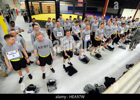 Mit dem Fallschirm Infanteristen, die US-Armee Alaska 4th Brigade Combat Team (Airborne) zugewiesen 25. Infanteriedivision Line-up in Formation vor dem zwei Meilen laufen Teil der Armee körperliche Fitness-Test als Kandidaten für das Expert-Infanterist-Abzeichen auf Joint Base Elmendorf-Richardson, Alaska, 22. April 2013. Das Expert-Infanterist-Abzeichen wurde von der US-Kriegsminister 7. Oktober 1943, genehmigt und wird derzeit zu US-Armeeangehörige, die Infanterie oder Spezialeinheiten militärische berufliche Spezialitäten verliehen. Justin Connaher) Stockfoto