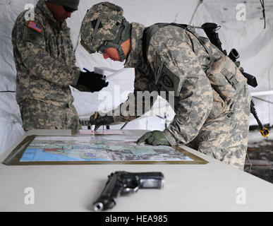 Fallschirm Infanterist 1st Lt. Patrick Nguyen, gebürtig aus Houston, Texas, zugewiesene Headquarters und Headquarters Company 1st Battalion (Airborne) 501. Infanterie-Regiment, identifiziert Terrain Features auf einer Karte während der Experte Infanterist-Abzeichen-Qualifikation am Joint Base Elmendorf-Richardson, Alaska, 24. April 2013. Das Expert-Infanterist-Abzeichen wurde von der US-Kriegsminister 7. Oktober 1943, genehmigt und wird derzeit zu US-Armeeangehörige, die Infanterie oder Spezialeinheiten militärische berufliche Spezialitäten verliehen. Justin Connaher) Stockfoto