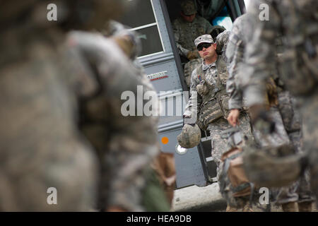 SPC. Kyle Navarra, gebürtig aus Detroit, Alpha-Truppe, 1. Staffel (Airborne), 40. Kavallerie-Regiment, 4th Infantry Brigade Combat Team (Airborne), 25. Infanterie-Division, U.S. Army Alaska zugewiesen Schritte aus einem Bus, da er in eine Staging-Bereich mit anderen kommt Soldaten während der Experte Infanterist-Abzeichen Qualifikation auf gemeinsamer Basis Elmendorf-Richardson, Dienstag, 9. September 2014. Das Expert-Infanterist-Abzeichen wurde durch den Minister fuer Krieg am 7. Oktober 1943, genehmigt und wird derzeit an US-Armeeangehörige, die Infanterie oder Spezialeinheiten militärische berufliche Spezialitäten und th erfolgreich vergeben Stockfoto