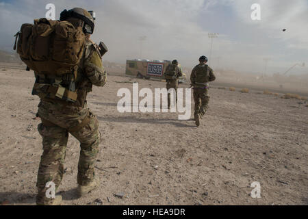 Staff Sgt August O'Niell, ein Pararescueman in der Air Force Verwundeten Krieger-Programm und zwei Mitglieder der 58. Rescue Squadron, gehen Sie in Richtung der 2015 Air Force Verwundeten Krieger Eröffnungsfeier 27. Februar 2015, bei Nellis Air Force Base, Nevada 66. RQS zusammen mit der 58. Rescue Squadron unterstützt bei der Eröffnungsfeier der 2015 Air Force Verwundeten Krieger Studien. Die Air Force-Studien sind eine adaptive Sport-Event zur Förderung der geistige und körperliche Wohlbefinden von schwer Kranken und verletzten Militärangehörige und Veteranen. Mehr als 105 Verletzte, kranke oder verletzte Soldaten und Soldatinnen her Stockfoto