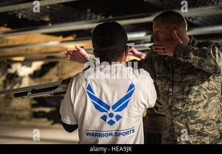 Einer sich erholenden Service-Mitglied erhält Unterricht bei der Air Force Verwundeten Krieger Adaptive Sport und Überholung Camp Jan. 21 auf Joint Base San Antonio-Randolph Schießstand schießen. Mehr als 80 Luftwaffe erholt Service Mitglieder von auf der ganzen Nation nahmen an der einwöchigen adaptive Sportcamp hier Jan. 19-23. Für viele der Konkurrenten ist dies die erste Fortbildungsveranstaltung vor Teilnahme an der 2015 Luftwaffe Studien folgten die Krieger Spiele Mitte 2015. In Verbindung mit Sport-Event, eine Karriere Bereitschaft und Beschäftigung fair und Verwundeten Krieger caregi Stockfoto