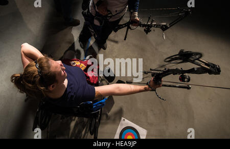 Eine sich erholende Service-Mitglied beteiligt sich an Bogenschießen Bohrer bei der Air Force Verwundeten Krieger Adaptive Sport und Überholung Camp Jan. 21 am Joint Base San Antonio-Randolph Shooting Range. Mehr als 80 Luftwaffe erholt Service Mitglieder von auf der ganzen Nation nahmen an der einwöchigen adaptive Sportcamp hier Jan. 19-23. Für viele der Konkurrenten ist dies die erste Fortbildungsveranstaltung vor Teilnahme an der 2015 Luftwaffe Studien folgten die Krieger Spiele Mitte 2015. In Verbindung mit Sport-Event, eine Karriere-Bereitschaft und Beschäftigung fair und Verwundeten Krieger Pflegeperson e Stockfoto