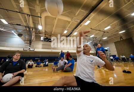 Wiederherstellen von Service-Mitglieder beteiligen sitzenden Volleyball-Übungen während der Air Force Verwundeten Krieger Adaptive Sport und Überholung Camp Jan. 22 gemeinsame Basis San Antonio-Randolph Rambler Fitness Center. Mehr als 80 Luftwaffe erholt Service Mitglieder von auf der ganzen Nation nahmen an der einwöchigen adaptive Sportcamp hier Jan. 19-23. Für viele der Konkurrenten ist dies die erste Fortbildungsveranstaltung vor Teilnahme an der 2015 Luftwaffe Studien folgten die Krieger Spiele Mitte 2015. In Verbindung mit Sport-Event, eine Karriere Bereitschaft und Beschäftigung fair und Verwundeten Krieg Stockfoto