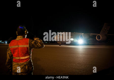 Staff Sgt Lance Griffin, 305th Air Mobility Wing Betreuer von Joint Base McGuire-Dix-Lakehurst, New Jersey, würdigt die Piloten, als sie von gemeinsamen Basis Charleston JB MDL bei Hurrikan Sandy Hilfsmaßnahmen 31. Oktober 2012 wieder abreisen. C-17 Globemaster III von JB MDL und Dover Air Force Base, Del., landete hier am Wochenende wegen der Intensität des Hurrikans Sandy beeinflussen im Nordosten. Senior Airman Dennis Sloan) Stockfoto