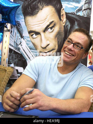Flieger, die 1. Klasse Joseph Langston für ein Bild mit dem Schauspieler Jean-Claude Van Damme 2. Juni um die Base Exchange an der Lackland Air Force Base, Texas stellt. Herr Van Damme Autogramme und posierte für Fotos mit Basis Mitglieder. Airman Langston studiert Dienstleistungen Techniktraining mit 344th Training Squadron.  Robbin Cresswell) Stockfoto