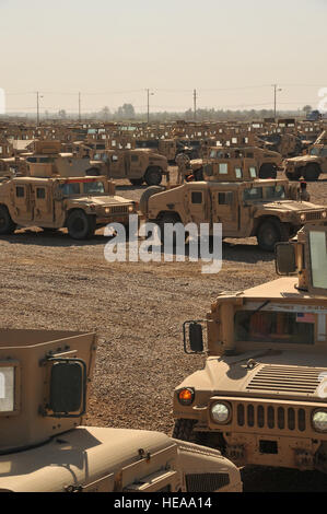 CAMP TAJI, Irak - USA und irakische Armeesoldaten Laufwerk M1114 HMMWVs an der irakisch-Lauf Teil des Campingplatzes hier für die Verarbeitung. Die Soldaten gemeinsam mit der Taji Umverteilung Eigenschaft Hilfe Team Prozess M1114 oben gepanzerten HMMWVs, die an die irakische Regierung verkauft wird. Die HMMWVs werden später an irakische Armee und Polizei für den Einsatz im täglichen Betrieb verteilt werden. Staff Sergeant Dilia Ayala) Stockfoto