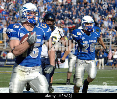 Fort Worth, Texas. -Falcon senior Stau Jim Ollis bricht in der klaren während der Bell Hubschrauber Armed Forces Bowl am Amon G. Carter Stadium 31 Dec. Ollis durchgeführt 16 Mal für 101 Yards und einen Touchdown.  Die Falcons verloren nach Kalifornien 42-36 in Schüssel erstmals seit 2002 vor einer Schüssel Datensatz 40.905 Fans und eine nationale TV-Publikum auf ESPN.  Foto/Luftwaffenstab Sgt Tim Jenkins Stockfoto