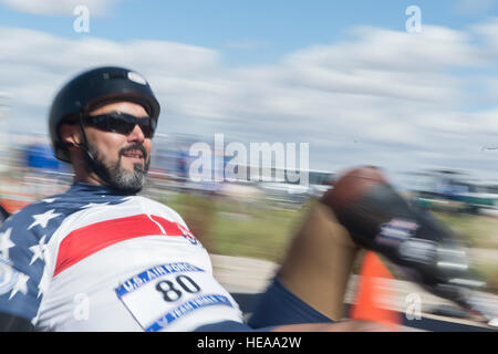 Christopher Aguilera, 2015 Air Force Verwundeten Krieger Radfahren Konkurrent, überquert die Ziellinie des Liegerad Männerrennen Nellis Air Force Base, Nevada 28. Februar 2015. Das liege Rennen ist eines der drei Radsport-Events, die, denen in die Krieger Athleten konkurrierten. Das liege Rennen ist eines der drei Radsport-Events, die, denen in die Krieger Athleten konkurrierten. Die Air Force-Studien sind eine adaptive Sport-Event zur Förderung der geistige und körperliche Wohlbefinden von schwer Kranken und verletzten Militärangehörige und Veteranen. Mehr als 105 Verletzte, kranke oder verletzte Soldaten und Soldatinnen vom ganzen Land wi Stockfoto