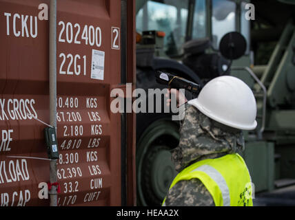 US Army Spc. Jamie Falcone von Fort Eustis, Virginia, das 690th schnelle Port Öffnungselement zugewiesen scannt einen Barcode auf einem Vorratsbehälter während gemeinsame Logistik Over the Shore 2016 (JLOTS 16) 14. Juni 2016 auf Naval Magazine Indian Island, Washington JLOTS 16 ist ein Gemeinschaftsdienst, Szenario-basierte Übung entwickelt, um Katastrophen und humanitären Hilfe in der Cascadia-Subduktionszone zu simulieren.  Staff Sgt. Kenneth W. Norman) Stockfoto