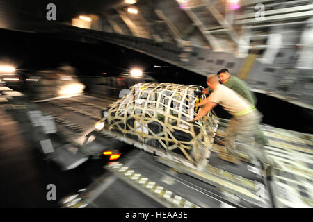 US Air Force Piloten aus dem 621st Kontingenz Antwort Flügel basierend auf gemeinsamen Basis McGuire-Dix-Lakehurst, New Jersey, entlasten eine Palette von Ladung, die Zugehörigkeit zu der 10th Mountain Division, am Fort-Trommel, N.Y., Mackall Army Airfield, N.C während der gemeinsamen operativen Zugang Übung 12-02, Juni 3.  JOAX ist eine zweiwöchige gewaltsame Eintrag und Boden gegen Bewegung, Luftwaffe und Armee-Service-Mitglieder reagieren auf weltweite Krisen und Unvorhergesehenes vorzubereiten. Stockfoto