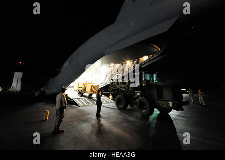 US Air Force Piloten aus dem 621st Kontingenz Antwort Flügel basierend auf gemeinsamen Basis McGuire-Dix-Lakehurst, New Jersey, entlasten einen Trailer aus der 10th Mountain Division, am Fort-Trommel, N.Y., Mackall Army Airfield, N.C während der gemeinsamen operativen Zugang Übung 12-02, Juni 3.  JOAX ist eine zweiwöchige gewaltsame Eintrag und Boden gegen Bewegung, Luftwaffe und Armee-Service-Mitglieder reagieren auf weltweite Krisen und Unvorhergesehenes vorzubereiten. Stockfoto