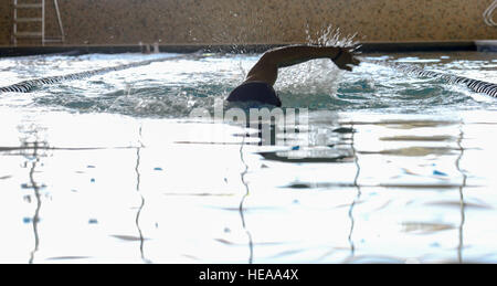 Staff Sgt Charles Ming, 823. Search and Rescue Squadron-Luft-und Boden-Ausrüstung Geselle, Praktiken, Techniken bei der Air Force Schwimmen verwundete Krieger Team Studien auf Nellis Air Force Base, Nevada 28. Februar 2015. Die Air Force-Studien sind eine adaptive Sport-Event zur Förderung der geistige und körperliche Wohlbefinden von schwer Kranken und verletzten Militärangehörige und Veteranen. Mehr als 105 Verletzte, kranke oder verletzte Soldaten und Soldatinnen vom ganzen Land kämpfen um einen Platz auf der 2015 US Air Force Verwundeten Krieger darstellen der Luftwaffe bei adaptive Mannschaftssportarten com Stockfoto