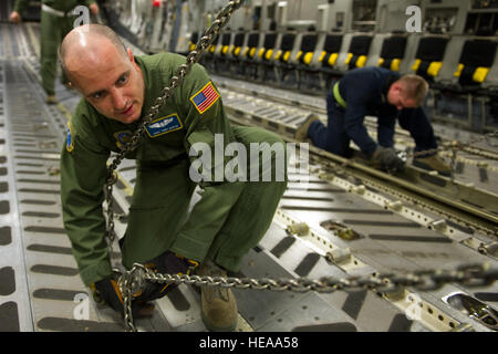 Senior Airman Zack Bratton, 43. Aircraft Maintenance Squadron Crewchef und Staff Sgt Toby Roper, 14. Airlift Squadron Last Meister, vorbereitet zum abheben während der gemeinsamen operativen Zugang Übung 8. Februar 2012. JOAX vereint zivile Angelegenheiten, US Air Force und US Army Infanterie Soldaten in einer gemeinsamen Anstrengung, Tag und Nacht Luftlandeoperationen mit Follow-on Missionen abzuschließen, die realen Szenarien zu replizieren. Stockfoto