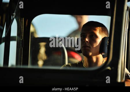 US Air Force Airman 1st Class Zachary Wilson, 3. Antenne Port Squadron, zieht einen K-Loader in Position hinter einer c-17 Globemaster III vor einer Mission zur Unterstützung der gemeinsamen Operationen Zugang Übung auf Fort Bragg, N.C., 8. Juni 2012.  Eine gemeinsame Operationen Zugang Übung ist eine zweiwöchige Übung, Luftwaffe und Armee-Service-Mitglieder reagieren auf weltweite Krisen und Unvorhergesehenes vorzubereiten.   Staff Sgt Eric Harris Stockfoto