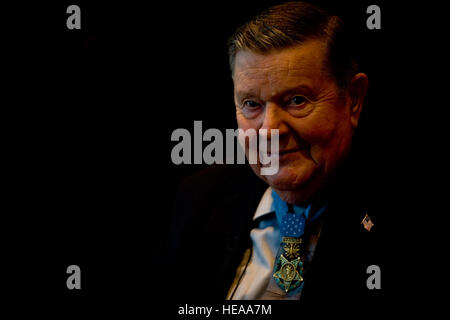 Ehemaliger US Air Force Colonel Joe Jackson, Ehrenmedaille Empfänger, gibt ein Interview während der Medal Of Honor Convention 2010 in Charleston, SC, 29. September 2010.  Techn. Sgt. Adrian Cadiz Stockfoto