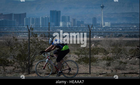 Radfahrer Jennifer Stone, Frauen aufrechten Fahrrad 20k Kandidat, konkurriert während der Air Force Verwundeten Krieger 2015 Versuche, wie sie vor der Skyline von downtown Las Vegas während auf der Nellis Air Force Base, Nevada, 28. Februar geht. Die Air Force-Studien sind eine adaptive Sport-Event zur Förderung der geistige und körperliche Wohlbefinden von schwer Kranken und verletzten Militärangehörige und Veteranen. Mehr als 105 verwundet, kranke oder verletzte Soldaten und Soldatinnen vom ganzen Land um einen Platz auf dem 2015 US Air Force Verwundeten Krieger Team antreten, die Air Force bei adaptive Sports darstellt Stockfoto