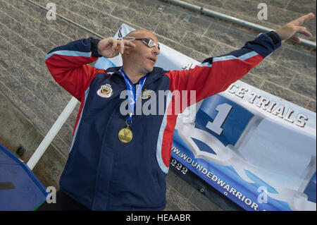 Scott Mengel, einen verwundeten Krieger schwimmen Konkurrenten aus Australien, schlägt eine Pose nach dem Sieg bei der Buchanan Hallenbads in Las Vegas, 1. März 2015. Scott gewann zwei Goldmedaillen beim Schwimmen Wettbewerb. Die Air Force-Studien sind eine adaptive Sport-Event zur Förderung der geistige und körperliche Wohlbefinden von schwer Kranken und verletzten Militärangehörige und Veteranen. Mehr als 105 verwundet, kranke oder verletzte Soldaten und Soldatinnen vom ganzen Land um einen Platz auf dem 2015 US Air Force Verwundeten Krieger Team konkurrieren, die Air Force bei adaptive Sport Compe darstellt Stockfoto