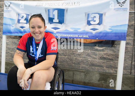 Susan Warner, ein Air Force Verwundeten Krieger schwimmen Wettbewerber aus Großbritannien, posiert für ein Foto nach dem Gewinn der Frauen 100 m Freestyle im Buchanan Hallenbads in Las Vegas, 1. März 2015. Susan gewann zwei Goldmedaillen beim Schwimmen Wettbewerb. Die Air Force-Studien sind eine adaptive Sport-Event zur Förderung der geistige und körperliche Wohlbefinden von schwer Kranken und verletzten Militärangehörige und Veteranen. Mehr als 105 Verletzte, kranke oder verletzte Soldaten und Soldatinnen vom ganzen Land konkurrieren um einen Platz auf dem 2015 US Air Force Verwundeten Krieger Team welches wil Stockfoto