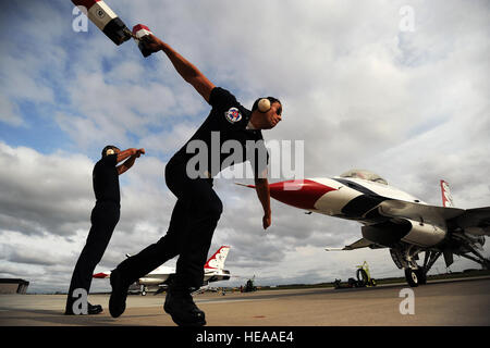 Staff Sgt Andrew Molina, ein Flugzeug Bauunterhaltung Techniker zieht Unterlegkeile bei der Wiederherstellung seines Flugzeugs nach Abschluss der Praxis-Demo am Joint Base McGuire-Dix-Lakehurst, New Jersey, 9. Mai 2014. Staff Sgt Larry E. Reid Jr.) Stockfoto