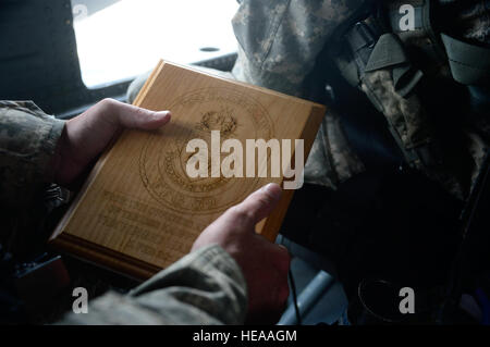 US Armee Sgt. 1. Klasse Kenneth Williams, Crewchief, das 1. Bataillon, 228th Aviation Regiment zugewiesen hält eine Tafel 1-228. AVN (Januar) VO von der USS Kauffman nach Abschluss der Deck-Landung-Qualifikation vor der Küste von Honduras, 1. Februar 2015 gegeben. 1-228. Avn. Reg. Aircrew beteiligte sich an Deck Landung Qualifikationen an Bord der USS Kauffman, Piloten und Crew Chiefs auf Betriebsabläufe zu qualifizieren.   Kauffman ist auf seine endgültige geplante Bereitstellung zum Bereich US Southern Command der Verantwortung tragenden multinationale, Drogenbekämpfung Operation bekannt als Betrieb M Stockfoto