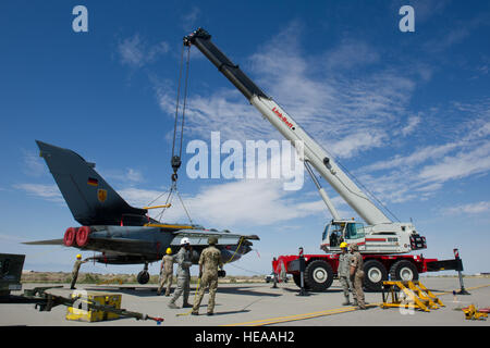 US Air Force Piloten aus der 49th und 849th Flugzeug Wartung Geschwader und Mitglieder der German Air Force Flying Training Center Wartung 2.Zeile heben einen Tornado über dem Boden während eines gemeinsamen Absturzreparatur Trainings auf dem Flug-Linie der Holloman Air Force Base, N.M., Sept. 14. Während die vorherige Übungen mit einer abgespeckten Version des Flugzeugs durchgeführt wurden, war der Zweck dieser Übung zu bestimmen, wenn das gemeinsame Crash-Recovery-Team die Fähigkeit hatte, heben Sie eine voll funktionsfähige, voll beladene Flugzeuge am Boden off. Diese Funktion ermöglicht es dem Team, die auf Standby-24 Stunden Stockfoto