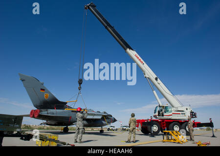 US Air Force Piloten aus der 49th und 849th Flugzeug Wartung Geschwader und Mitglieder der German Air Force Flying Training Center Wartung 2.Zeile vorbereiten, einen Tornado während eines gemeinsamen Absturzreparatur Trainings auf der Holloman Air Force Base, N.M., Sept. 14 zu heben. Der Zweck der Übung war, festzustellen, wenn die GAF und Holloman AFB Crash-Recovery-Teams die Möglichkeit haben, heben Sie eine voll funktionsfähige, voll beladene Flugzeuge am Boden off. Diese Funktion ermöglicht das gemeinsame Absturzreparatur Team, ein Flugzeug im Notfall zu bewegen. Diese Teams sind auf Standby-24 Stunden am Tag im Fall o Stockfoto