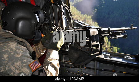 US Armee Sgt. Stefan Wood, CH-47 ein Flugingenieur, Joint Task Force-Bravo 1-228. Aviation Regiment zugewiesen feuert ein M240-Maschinengewehr aus einer CH-47 Chinook-Hubschrauber während Antenne Gunnery Ausbildung, 29. Januar 2014. Mitglieder des 1-228. führen aerial Gunnery training regelmäßig um Währungs- und Kenntnisse über das Waffensystem zu erhalten.  Capt Zach Anderson) Stockfoto