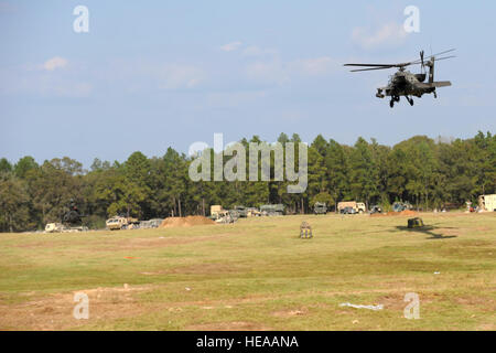 AH - 64D Apache Longbow Hubschrauber führen medizinische Evakuierungen für die medizinischen Zelt auf der Drop Zone des gemeinsamen operativen Zugang Übung (JOAX), Fort Polk, L.A., Okt. 11,2012.  JOAX ist eine zweiwöchige Übung, Luftwaffe und Armee-Service-Mitglieder reagieren auf die weltweite Wirtschaftskrise und Eventualitäten vorzubereiten. (Flieger 1. Klasse Logan Brandt Stockfoto