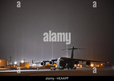 EIN U. S. Luftwaffe c-17 Globemaster III zugeordnet die 62. Airlift Wing, Joint Base Lewis-McChord, Washington, rundet eine Warenlieferung 18. November 2013, Eielson Air Force Base in Alaska.  Die 62. AW unterstützt bei Fort Wainwright, Alaska, bei der Rückkehr von Hubschraubern und Ausrüstung von einem bereitgestellten Standort stationierten US-Armee-Soldaten.  1. Klasse Peter Reft Flieger Stockfoto