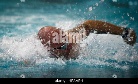 Scott Mengel, australischer Sportler, beteiligt sich an einem Swimming-Wettbewerb während der 2015 Air Force Verwundeten Krieger Versuche innerhalb der Buchanan Schwimmhalle auf dem Campus der University of Nevada Las Vegas, Nevada, 1. März 2015. Die Air Force-Studien sind eine adaptive Sport-Event zur Förderung der geistige und körperliche Wohlbefinden von schwer Kranken und verletzten Militärangehörige und Veteranen. Mehr als 105 verwundet, kranke oder verletzte Soldaten und Soldatinnen vom ganzen Land um einen Platz auf dem 2015 US Air Force Verwundeten Krieger Team kämpfen darstellen der Luftwaffe bei adaptive Sport co Stockfoto