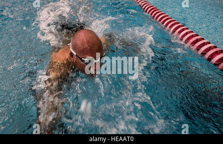 Scott Mengel, australischer Sportler, beteiligt sich an einem Swimming-Wettbewerb während der 2015 Versuche innerhalb der Buchanan Schwimmhalle auf dem Campus der University of Nevada Las Vegas, Nevada, 1. März 2015. Die Air Force-Studien sind eine adaptive Sport-Event zur Förderung der geistige und körperliche Wohlbefinden von schwer Kranken und verletzten Militärangehörige und Veteranen. Mehr als 105 verwundet, kranke oder verletzte Soldaten und Soldatinnen vom ganzen Land konkurrieren um einen Platz auf dem 2015 US Air Force Verwundeten Krieger Team darstellen der Luftwaffe bei adaptive Sportwettkämpfe in den Stockfoto