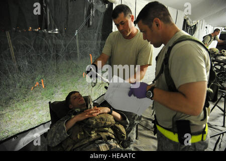 Technische SGT Scott Amos, links, medizinische Techniker und 2. Leutnant Stephen Miresse, Recht, multilingual, 88. Medical Support Group, Wright Patterson AFB, Ohio, überprüfen Sie die Papiere eines simulierten Patienten an die Mobile Aeromedical Staging Facility (MASF), Joint Readiness Training Center, Fort Polk, Louisiana, 6. Mai 2012. Das MASF bereitet Patienten für den Lufttransport in einer simulierten Umgebung bekämpfen während JRTC 12-06. Senior MSgt. Kim Allain Stockfoto