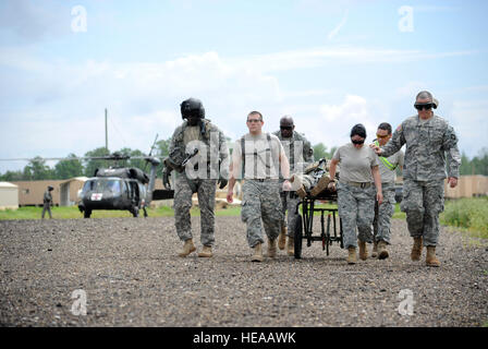 Armeepersonal auslagern ein Patienten von einer HH60-L Black Hawk-Hubschrauber für die Versorgung in der Combat Support Krankenhaus (CSH) bei The Joint Readiness Training Center, Fort Polk, Louisiana, 15. Juli 2012. Die CSH erhält Patienten über Luft-und Boden während JRTC 12-08 das medizinisches Personal in der Bekämpfung Patientenversorgung und aeromedical Evakuierung in einem Similated Kampf Umfeld erzieht. Senior MSgt Kim Allain Stockfoto